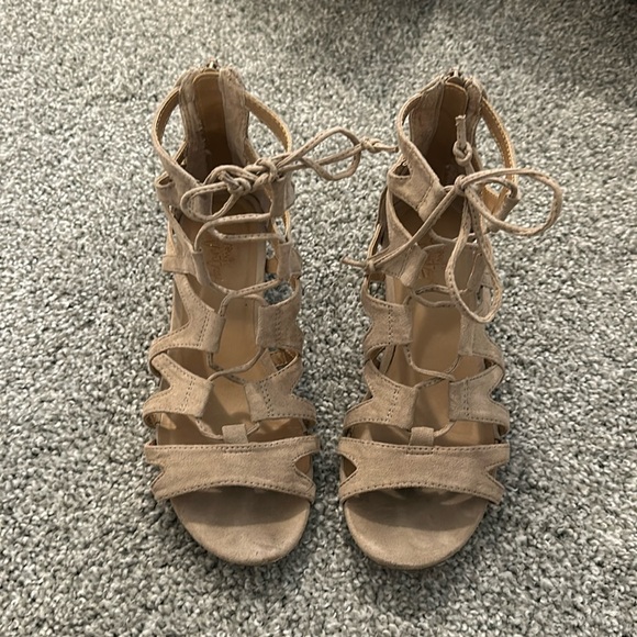 Gently worn suade sandals - Picture 1 of 5